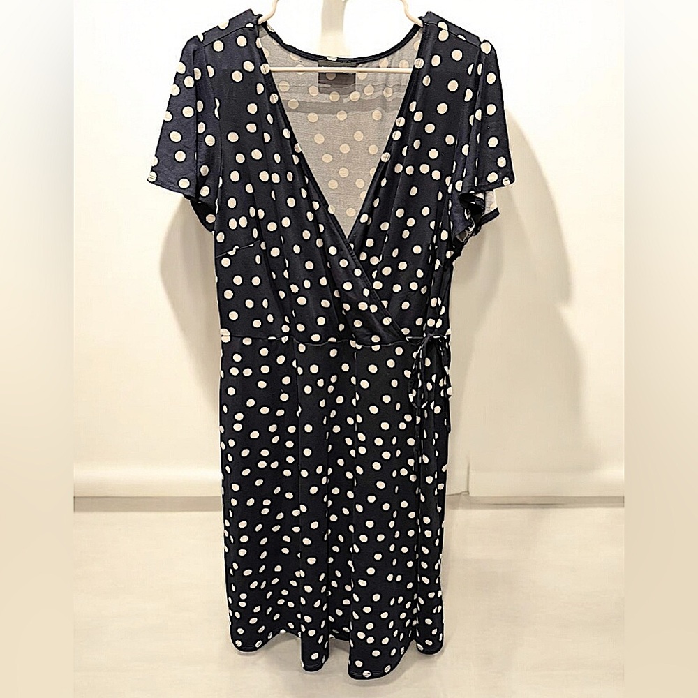 Navy blue Polka Dot v neck Dress size 1X length 40in pit to pit 18inch stretchy